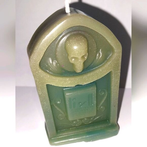 Hand crafted limited edition tombstone candle from our spooky candle collection - Picture 4 of 4